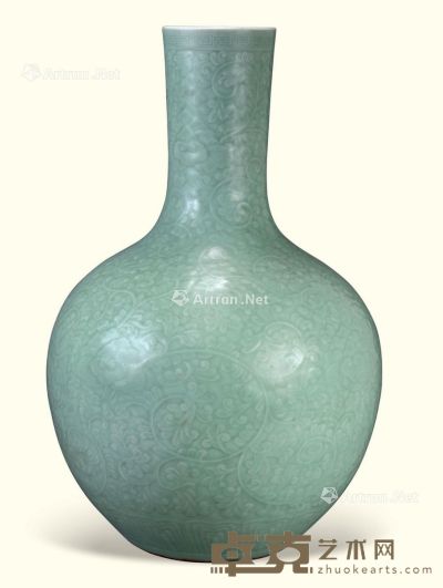 清 豆青暗刻花卉天球瓶 高63.5cm