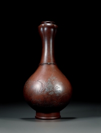 清早期·紫泥本色泥绘蒜头式壁瓶