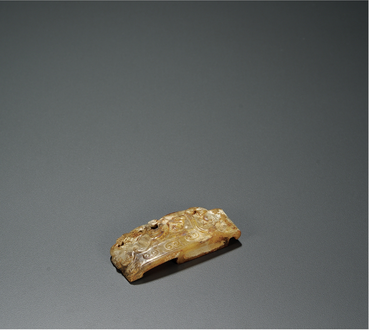 lot:3556 明以前·玉雕出廓龙纹剑璏