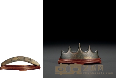 清·宣德年制款铜雕梅花图笔架 高：3.5cm 带座高：4.6cm