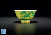 清乾隆·黄地绿彩龙纹碗