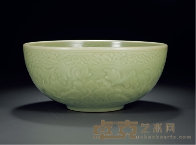 明早期·龙泉窑刻牡丹花纹大碗 直径31.5cm