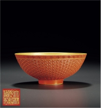 清·红釉雕瓷仿剔红锦纹碗