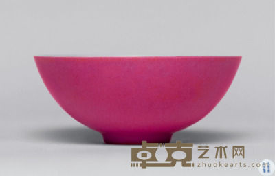 清雍正 外胭脂红釉内粉彩果纹碗 直径9.3cm