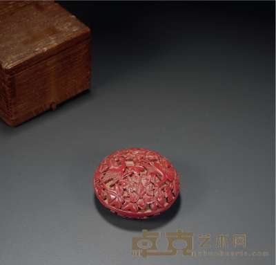 明·剔红凤穿牡丹图小圆盒 高：3cm 直径：6.8cm