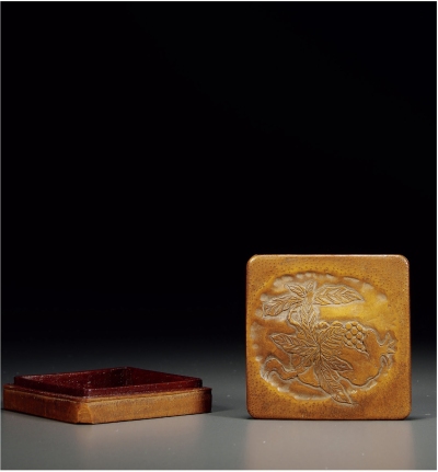 清·竹雕石榴纹方形香盒