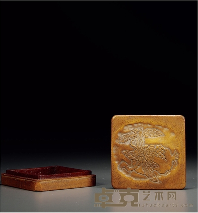 清·竹雕石榴纹方形香盒 高:2cm 长:7.8cm 宽:7.8cm