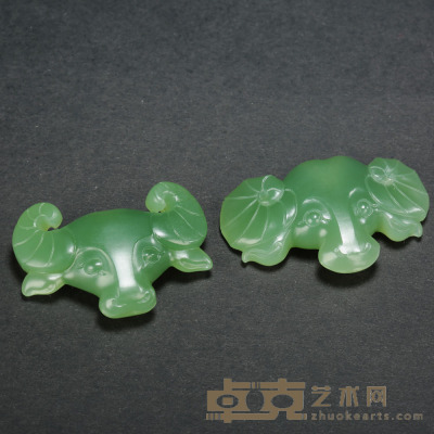 郭万龙 碧玉牛气冲天（一对） 3.3×23.8×0.9cm 
36.4×22.5×0.8cm