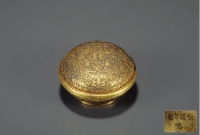 清乾隆·乾隆年制款铜鎏金錾刻花卉纹香盒