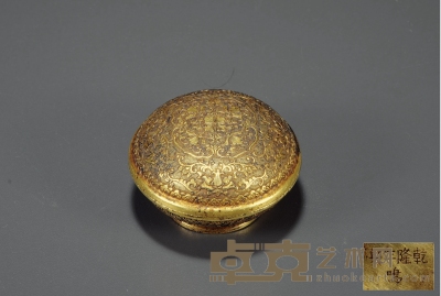 清乾隆·乾隆年制款铜鎏金錾刻花卉纹香盒 高：3.5cm 口径：5.5cm