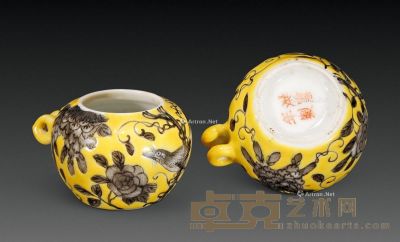 民国 洪宪年制黄釉墨彩花鸟纹鸟食罐 （一对） 高2.5cm；口径2cm