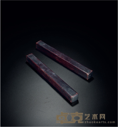 清·红木镇纸一对 数量：2
高：2.4cm 长：24.4cm 宽：2.4cm