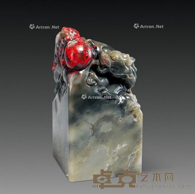 昌化乌冻鸡血龙戏珠钮章 3.6×3.6×6.9cm