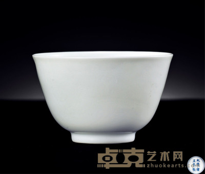 清雍正 白釉暗刻龙纹小杯 直径6.2cm