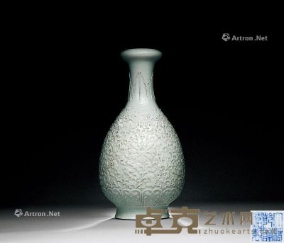 清代 白瓷缠枝花卉纹蒜头瓶 高33.5cm