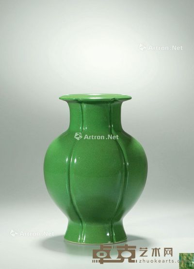 清乾隆 鱼子绿釉石榴尊 高21.5cm