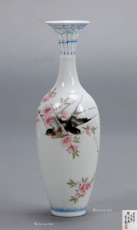 1983年 邓肖禹水点花鸟薄胎瓶