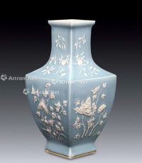 清乾隆 浅蓝釉花卉方瓶
