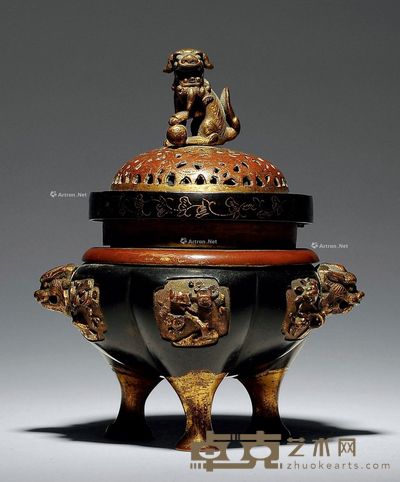 清乾隆 铜鎏金狮钮狮耳三足熏炉 高15.5cm