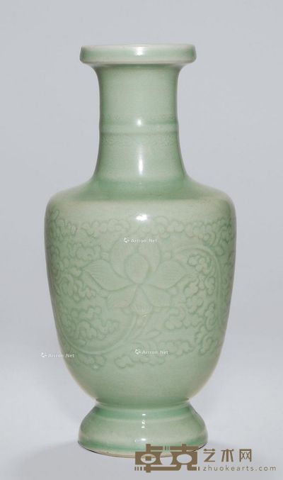 清康熙 冬青釉暗刻缠枝莲纹盘口瓶 高23cm