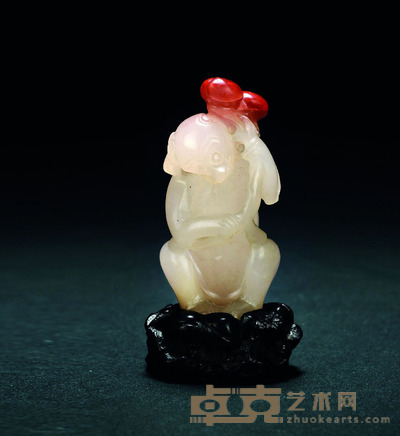 清 玛瑙巧雕灵猴献寿摆件 H.8cm