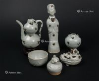 元 青白釉僧人像，葫芦洒壶和各款小器皿 （一组六件）