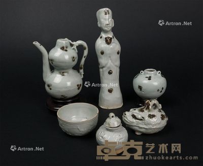 元 青白釉僧人像,葫芦洒壶和各款小器皿 (一组六件) 尺寸不一;高5.5-19.5cm