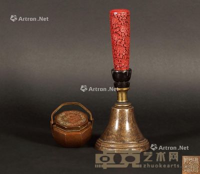 铜小暖手炉和剔红把手铜摇铃 （一组两件） 尺寸不一；Hand Warmer 4.5×7×7cm；重320g；Rattle 