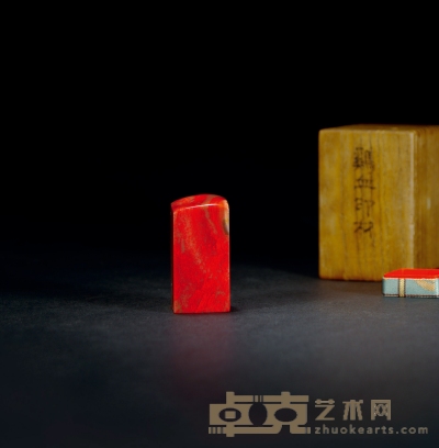 昌化刘关张鸡血石素方章 2.3×2.3×4.8cm