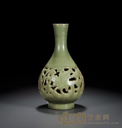 明·龙泉青瓷镂空透雕缠枝牡丹纹瓶 高：27cm