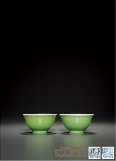 清乾隆·苹果绿釉碗一对 高：4cm口径：7.5cm数量：2