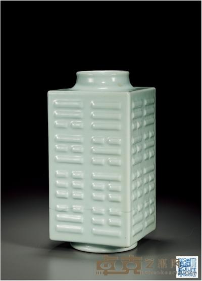 清道光·粉青釉琮式八卦纹瓶 高:29cm