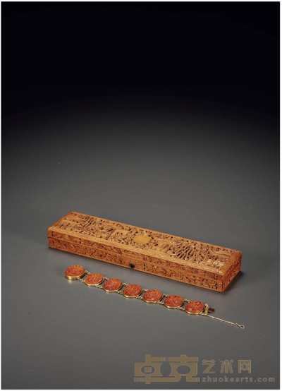 清·核雕人物手链配檀香木原盒 1.核径：2.8cm 数量：7颗 2.盒高：3cm 长：24cm 宽：6