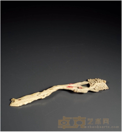 清·骨雕桦树镇纸 长：18.5cm 宽：4.2cm