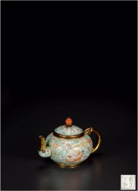 清·雍正年制画珐琅花蝶纹茶壶