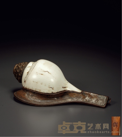 清·铜錾刻江山海水云龙纹法螺 长：25.5cm