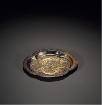 清·胡文明制铜鎏金螭龙海棠形盘