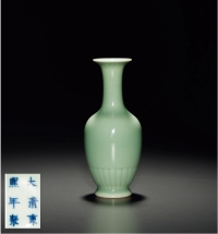 清·豆青釉菊瓣瓶