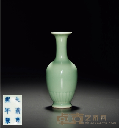 清·豆青釉菊瓣瓶 高：12.5cm