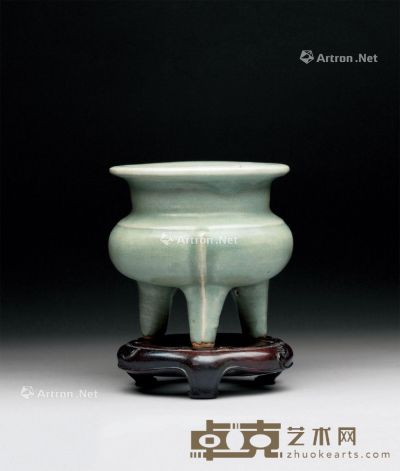 宋代 龙泉窑鬲式香炉 高9.4cm