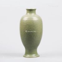 明代 龙泉窑花卉纹梅瓶
