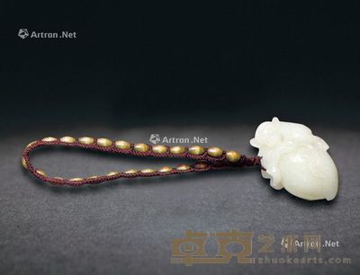 和田白玉捧福寿手把件 5.5×4cm；重54.5g