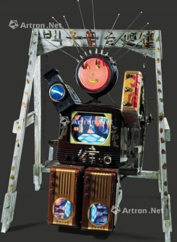 白南准 一九九三年作 秋千上的机器人 木、油彩、收音机、放大灯、转盘、天线、电视及DVD播放器