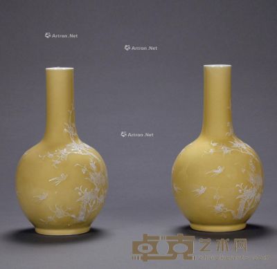 60年代 黄釉堆白挑花双燕天球瓶 （一对） 高34cm
