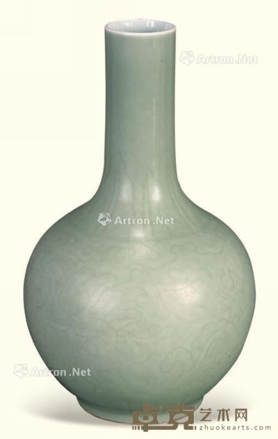 清 冬青釉暗刻花卉天球瓶 高28cm