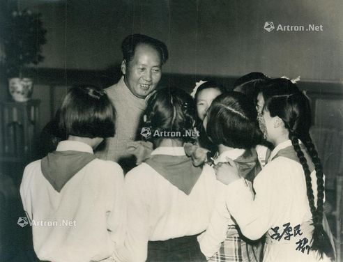 吕厚民 1954年 毛泽东和少年先锋队员在一起