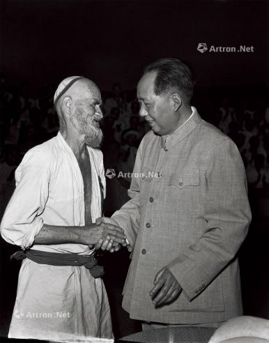 侯波 1958年 毛泽东与维族老人库尔班亲切握手