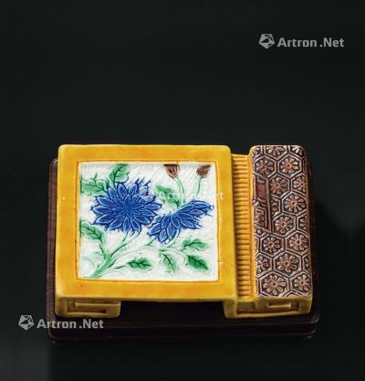清代（1644～1911） 素三彩花卉纹书卷形墨床