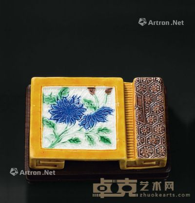 清代（1644～1911） 素三彩花卉纹书卷形墨床 长9.5cm；宽6.6cm；高1.9cm
