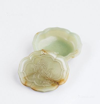 清代（1644-1911） 白玉雕兰草纹菱花形香盒